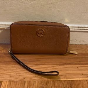 Micheal Kors wristlet